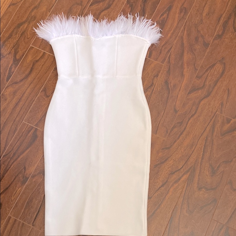 🆕 Elegant White Strapless Dress with sweetheart neckline- size M